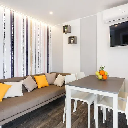 Κάμπινγκ Lovely Stacaravan In Vabriga With Swimming Pool