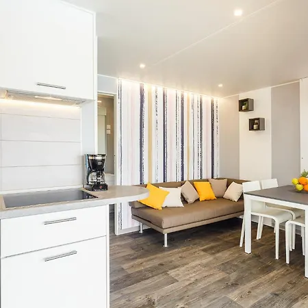 Lovely Stacaravan In Vabriga With Swimming Pool Κάμπινγκ