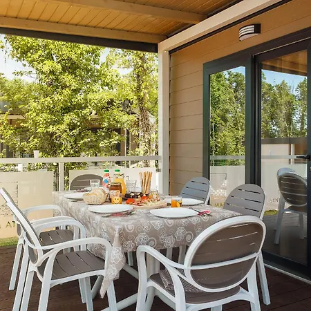 Kamp Lovely Stacaravan In Vabriga With Swimming Pool