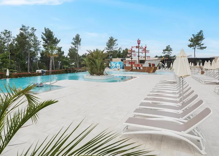 Kamp Lovely Stacaravan In Vabriga With Swimming Pool