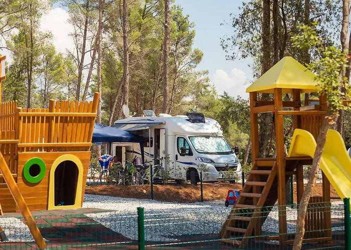 Lovely Stacaravan In Vabriga With Swimming Pool Kamp